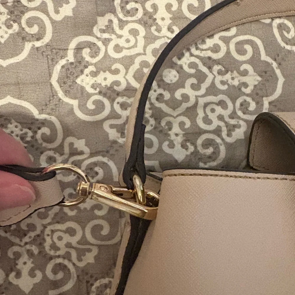 GUESS Beige Handbag with Gold Accent - Picture 6 of 9